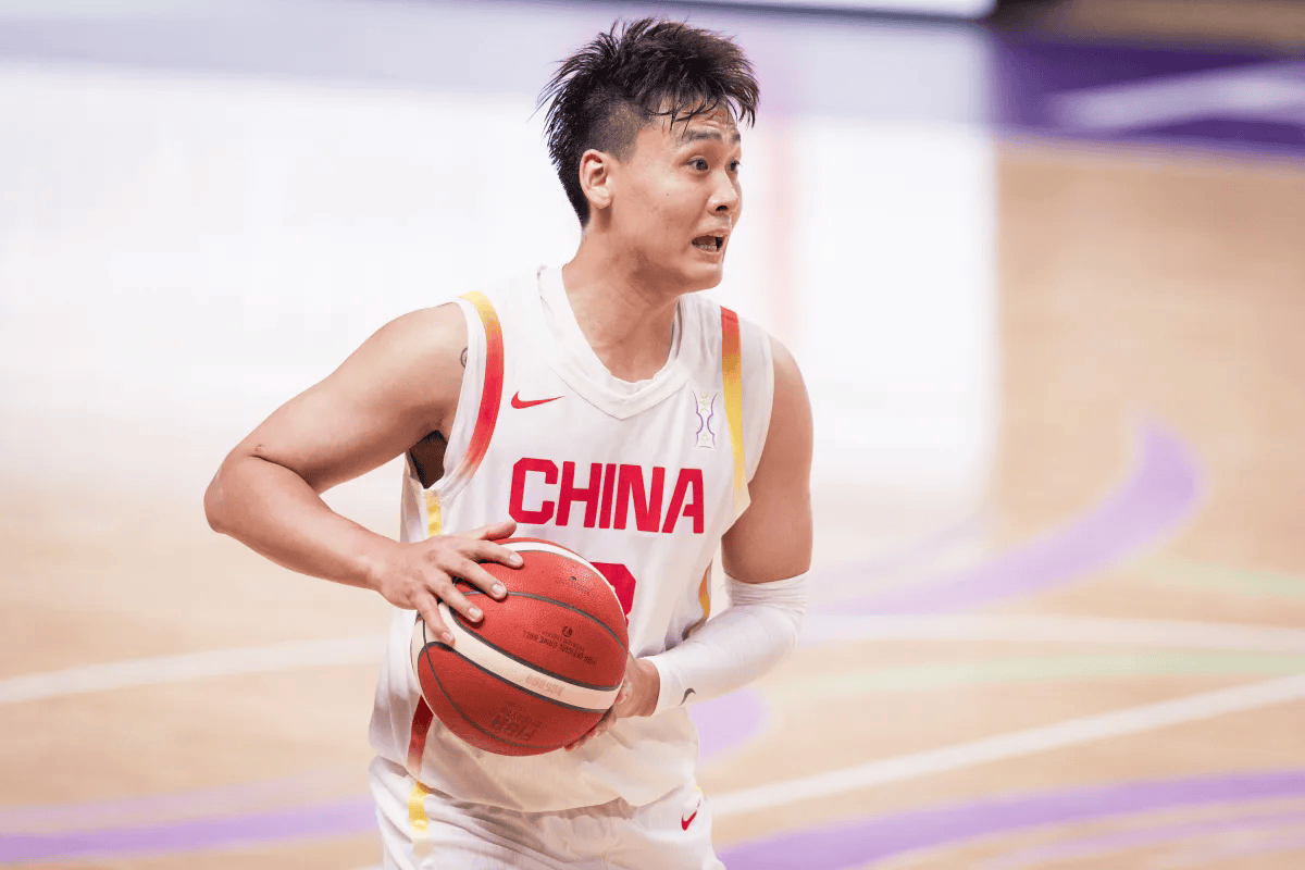 队长承担责任！赵鲁（Zhao Rui）站起来很多次